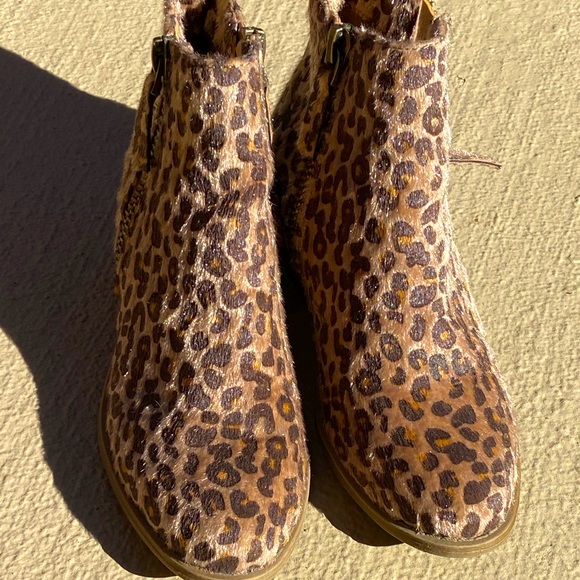 very g Shoes - Very G Leopard Side Zipper Low Heel Ankle Boot